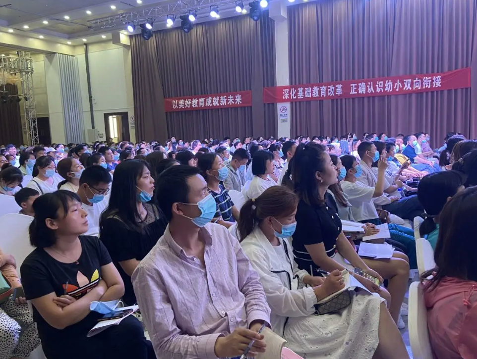 幼儿园、小学以及中学大、中型父母报告会